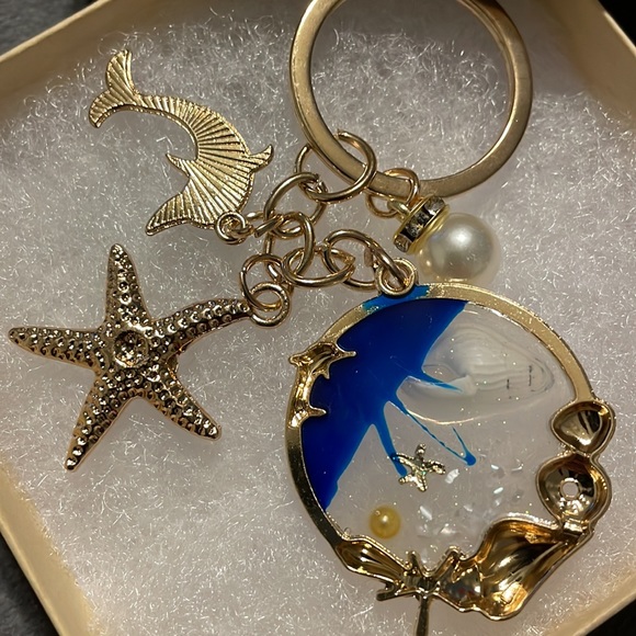 Seashells Beach Dolphin Starfish Sanddollar Beautiful Keychain Bag Charm - Picture 7 of 7